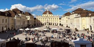 Residenzschloss Ludwigsburg, Innenhof mit Ständen und Besuchern